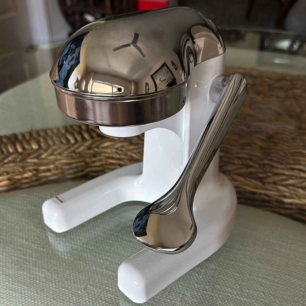 Mighty OJ Metrokane Silver and White Citrus Juicer for Modern Kitchens. - Picture 4 of 10